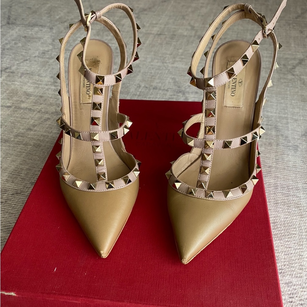 Beautiful 100mm Valentino rockstud pumps size 37.  Some signs of wear on toe.